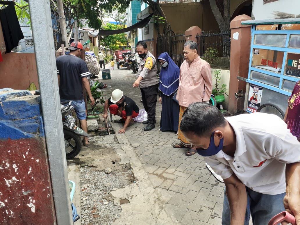 Kabid Kebersihan Kelurahan Mandala bersama Ketua Rt 05 
